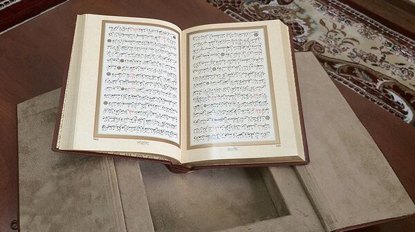 Презентация книги Коран подаренной председателем Верховного Меджлиса Нахичеванской Автономной Республики Азербайджана Васифом Талыбовым Презентация книги Коран подаренной председателем Верховного Меджлиса Нахичеванской Автономной Республики Азербайджана Васифом Талыбовым - Sputnik Узбекистан