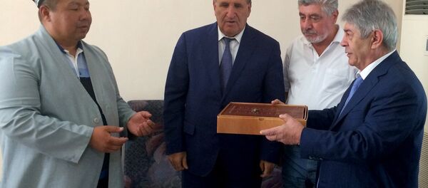 Презентация книги Коран, подаренной председателем Верховного меджлиса Нахичеванской Автономной Республики Азербайджана Васифом Талыбовым Презентация книги Коран, подаренной председателем Верховного меджлиса Нахичеванской Автономной Республики Азербайджана Васифом Талыбовым - Sputnik Узбекистан