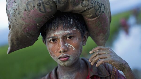 Этнический Рохинджа с вещевым мешком на голове около Бангладешской границы - Sputnik Ўзбекистон