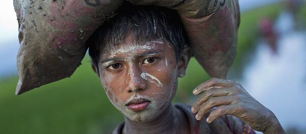 Этнический Рохинджа с вещевым мешком на голове около Бангладешской границы - Sputnik Ўзбекистон