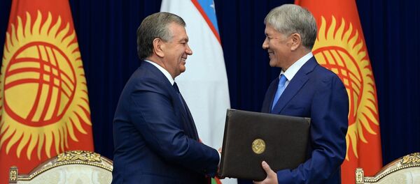 Қирғизистон президенти Алмазбек Атамбаев ва Ўзбекистон президенти Шавкат Мирзиёев учрашуви - Sputnik Ўзбекистон