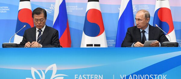 Президент РФ Владимир Путин и президент Республики Кореи Мун Чжэ Ин Президент РФ Владимир Путин и президент Республики Кореи Мун Чжэ Ин - Sputnik Ўзбекистон