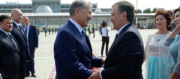 Президент Кыргызстана Алмазбек Атамбаев и Президент Узбекистана Шавкат Мирзиёев Президент Кыргызстана Алмазбек Атамбаев и Президент Узбекистана Шавкат Мирзиёев - Sputnik Ўзбекистон