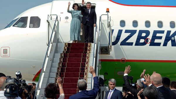 Prezident Uzbekistana Shavkat Mirziyoyev s suprugoy v aeroportu Manas - Sputnik O‘zbekiston