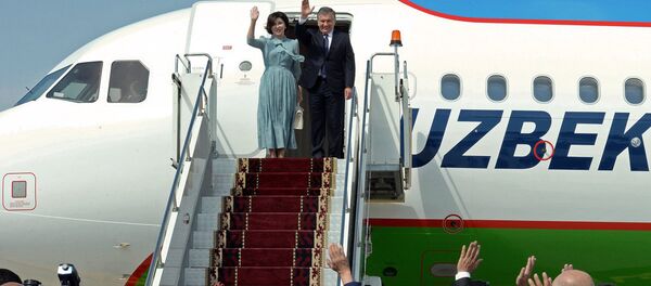 Президент Узбекистана Шавкат Мирзиёев с супругой в аэропорту Манас Президент Узбекистана Шавкат Мирзиёев с супругой в аэропорту Манас - Sputnik Ўзбекистон