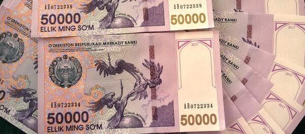 Купюры номиналом пятьдесят тысяч сумов Купюры номиналом пятьдесят тысяч сумов - Sputnik Ўзбекистон