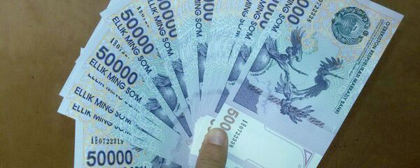 Купюры номиралом пятьдесят тысяч сумов Купюры номиралом пятьдесят тысяч сумов - Sputnik Ўзбекистон