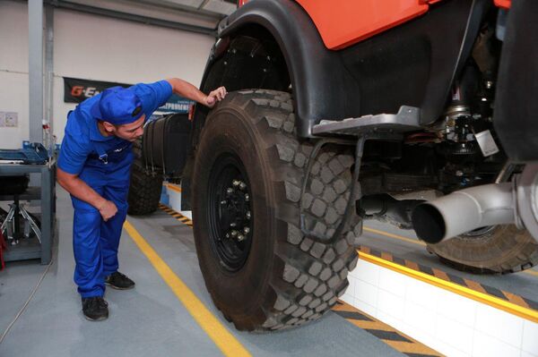 Сотрудник дилерского центра ПАО Камаз в Ташкенте Сотрудник дилерского центра ПАО Камаз в Ташкенте - Sputnik Узбекистан