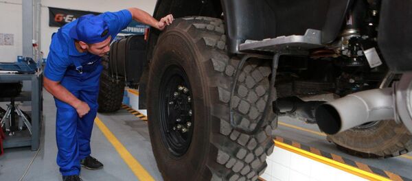 Сотрудник дилерского центра ПАО Камаз в Ташкенте Сотрудник дилерского центра ПАО Камаз в Ташкенте - Sputnik Ўзбекистон