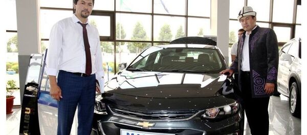 Акын импровизатор, комузчу Идирис Айитбаев (справа) - Sputnik Узбекистан