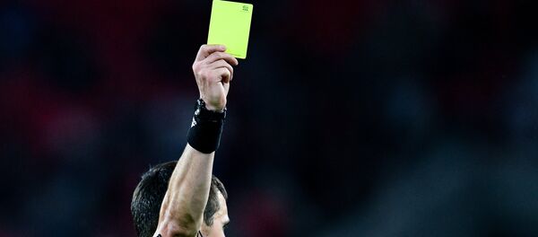 Главный судья показывает желтую карточку - Sputnik Узбекистан
