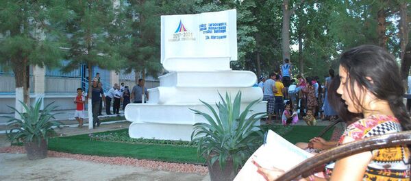 В Навои установили памятник книге В Навои установили памятник книге - Sputnik Ўзбекистон