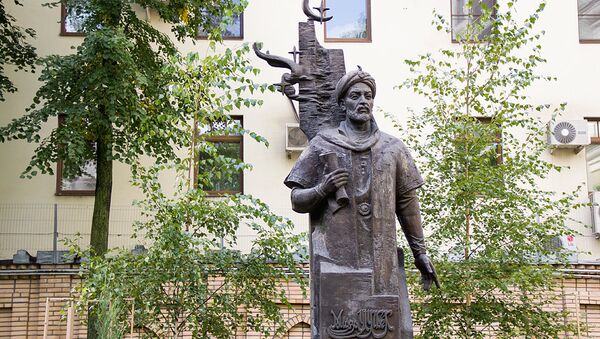 Памятник Мирзо Улугбеку в посольстве Узбекистана в России - Sputnik Узбекистан
