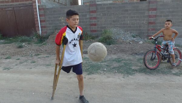 Мальчик без ноги взорвал соцсети игрой в футбол — история Азиса - Sputnik Узбекистан