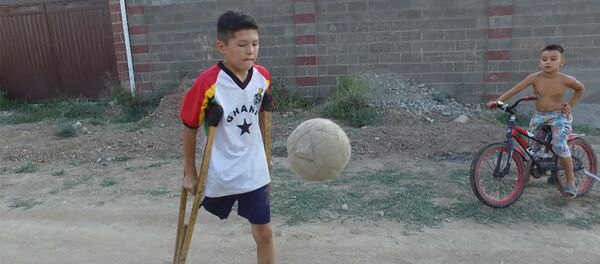 Мальчик без ноги взорвал соцсети игрой в футбол — история Азиса - Sputnik Узбекистан