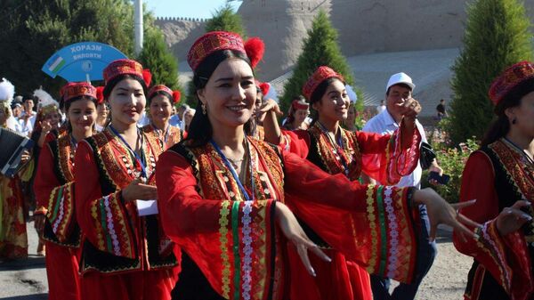 В Хиве перед комплексом Ота-дарвоза  состоялось открытие фестиваля Ракс сехри  - Sputnik Узбекистан