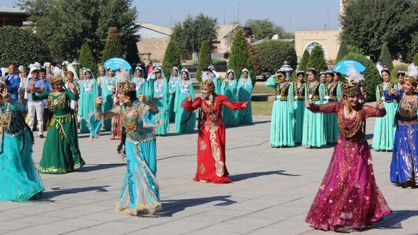 В Хиве перед комплексом Ота-дарвоза  состоялось открытие фестиваля Ракс сехри  - Sputnik Узбекистан