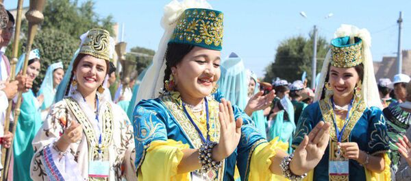 В Хиве перед комплексом Ота-дарвоза состоялось открытие фестиваля Ракс сехри В Хиве перед комплексом Ота-дарвоза состоялось открытие фестиваля Ракс сехри - Sputnik Узбекистан