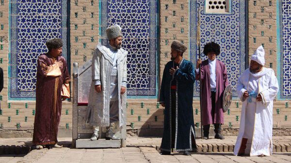 В Хиве перед комплексом Ота-дарвоза состоялось открытие фестиваля Ракс сехри - Sputnik Узбекистан