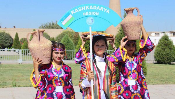 В Хиве перед комплексом Ота-дарвоза состоялось открытие фестиваля Ракс сехри - Sputnik Узбекистан