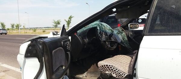 Разбитое стекло автомобиля Разбитое стекло автомобиля - Sputnik Узбекистан