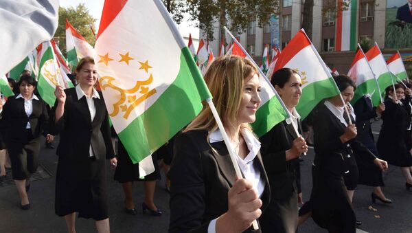 Жители Республики участвуют в праздничной демонстрации в День независимости Таджикистана - Sputnik Узбекистан