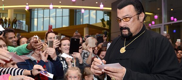 Американский актер, кинопродюсер и сценарист, мастер боевых искусств и музыкант Стивен Сигал Американский актер, кинопродюсер и сценарист, мастер боевых искусств и музыкант Стивен Сигал - Sputnik Ўзбекистон