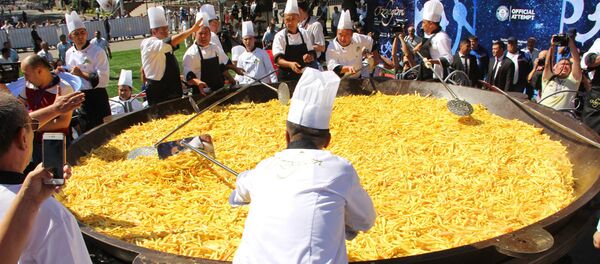 Приготовление плова на фестивале традиционной культуры O'zbegim - Sputnik Узбекистан