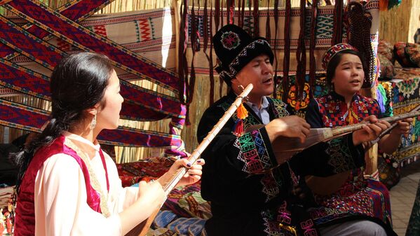 Исполнители народных песен на фестивале традиционной культуры O'zbegim - Sputnik Узбекистан