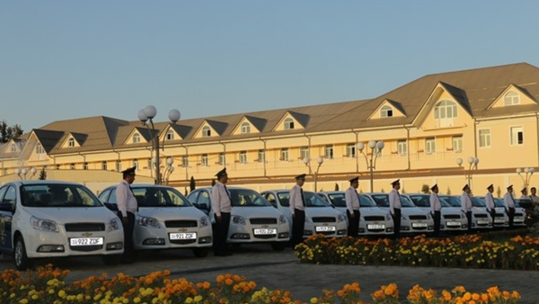 Сотрудники Бюро принудительного исполнения получили авто и мопеды - Sputnik Узбекистан