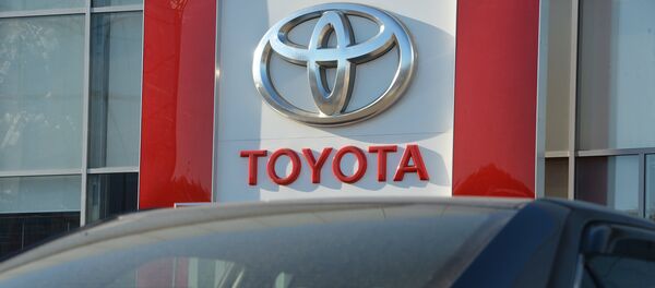 Автомобиль Toyota у салона компании - Sputnik Узбекистан
