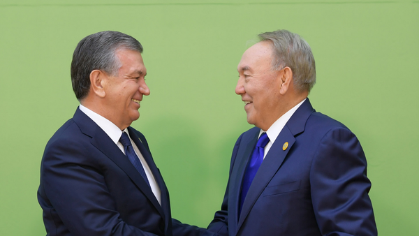 Президенты Узбекистана и Казахстана - Шавкат Мирзиёев и Нурсултан Назарбаев - Sputnik Ўзбекистон