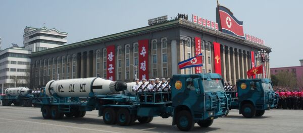 Баллистические ракеты подводных лодок (БРПЛ) Пуккыксон-1 Корейской народной армии во время парада Баллистические ракеты подводных лодок (БРПЛ) Пуккыксон-1 Корейской народной армии во время парада - Sputnik Узбекистан