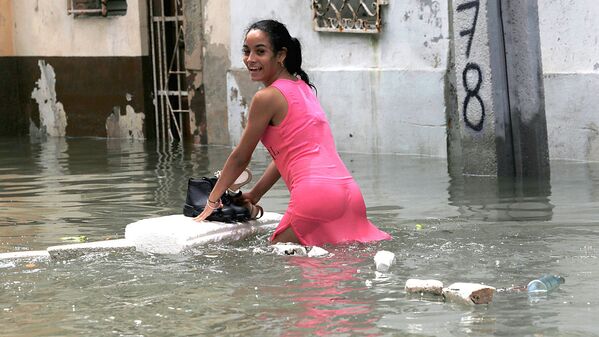 Женщина пробирается через затопленную улицу, после урагана Ирма, в Гаване - Sputnik Узбекистан