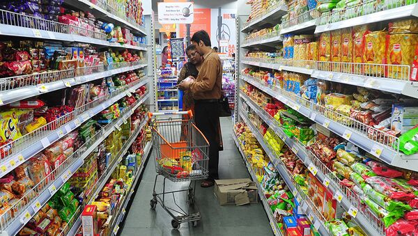 Покупатели в супермаркете Big Bazaar в Мумбаи - Sputnik Ўзбекистон