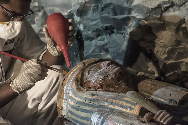 Египетский археолог восстанавливает деревянный саркофаг, который был найден в недавно обнаруженной древней гробнице - Sputnik Узбекистан