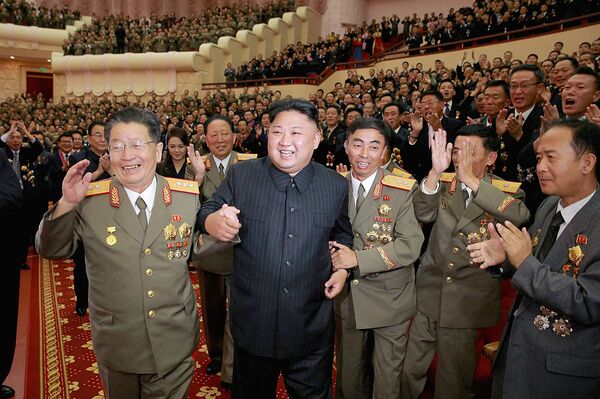 Северокорейский лидер Ким Чен Ын во время празднования в честь ученых-ядерщиков и инженеров, которые внесли вклад в испытание водородной бомбы - Sputnik Узбекистан