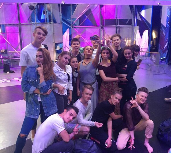 Карина Захарова из Ташкента вместе с другими участниками шоу Танцы на телеканале ТНТ - Sputnik Узбекистан