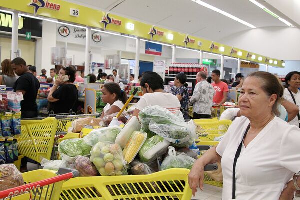 Люди закупают еду перед ураганом - Sputnik Узбекистан