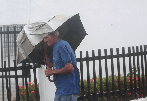 Мужчина спасается от урагана Ирма в Фахардо, Пуэрто-Рико - Sputnik Узбекистан