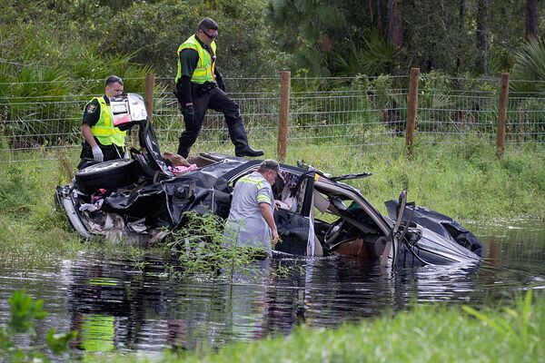 Полицейские извлекают автомобиль после прохождения урагана Ирма, штат Флорида - Sputnik Узбекистан