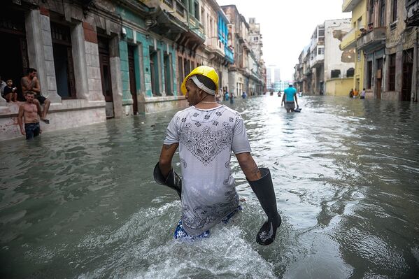 Ураган Ирма затопил улицы Гаваны - Sputnik Узбекистан
