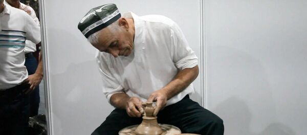 Зачетно! Гончар из Ферганы делает мини-кувшины и дарит прохожим в Оше Зачетно! Гончар из Ферганы делает мини-кувшины и дарит прохожим в Оше - Sputnik Узбекистан