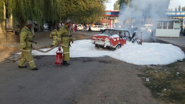 В Ханабаде сгорел Москвич В Ханабаде сгорел Москвич - Sputnik Ўзбекистон