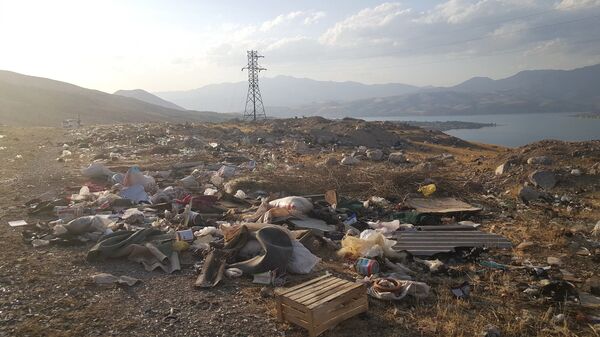 Свалки устроили отдыхающие прямо на вершине двух холмов Свалки устроили отдыхающие прямо на вершине двух холмов - Sputnik Узбекистан