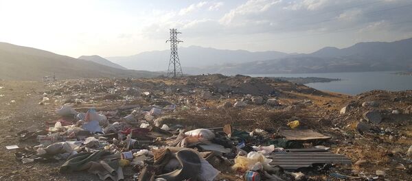 Свалки устроили отдыхающие прямо на вершине двух холмов Свалки устроили отдыхающие прямо на вершине двух холмов - Sputnik Ўзбекистон