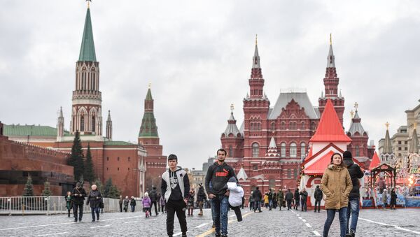 Туристы гуляют по Красной площади. Архивное фото - Sputnik Узбекистан
