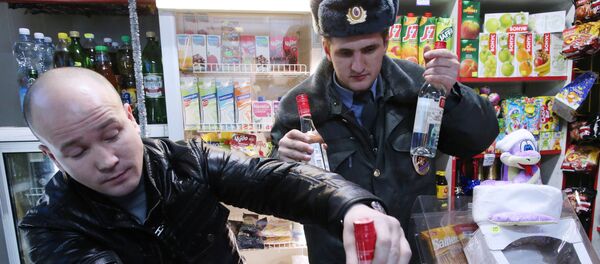 Рейд по выявлению и изъятию незаконно продаваемого алкоголя Рейд по выявлению и изъятию незаконно продаваемого алкоголя - Sputnik Узбекистан