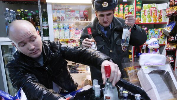Рейд по выявлению и изъятию незаконно продаваемого алкоголя - Sputnik Узбекистан