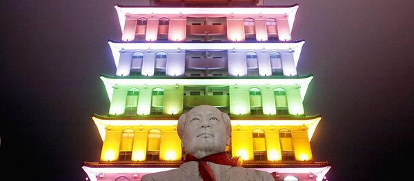 Хитойдаги Цзянсу вилоятидаги Хуаси қишлоғида қўйилган Мао Цзэдун ҳайкали Хитойдаги Цзянсу вилоятидаги Хуаси қишлоғида қўйилган Мао Цзэдун ҳайкали - Sputnik Ўзбекистон